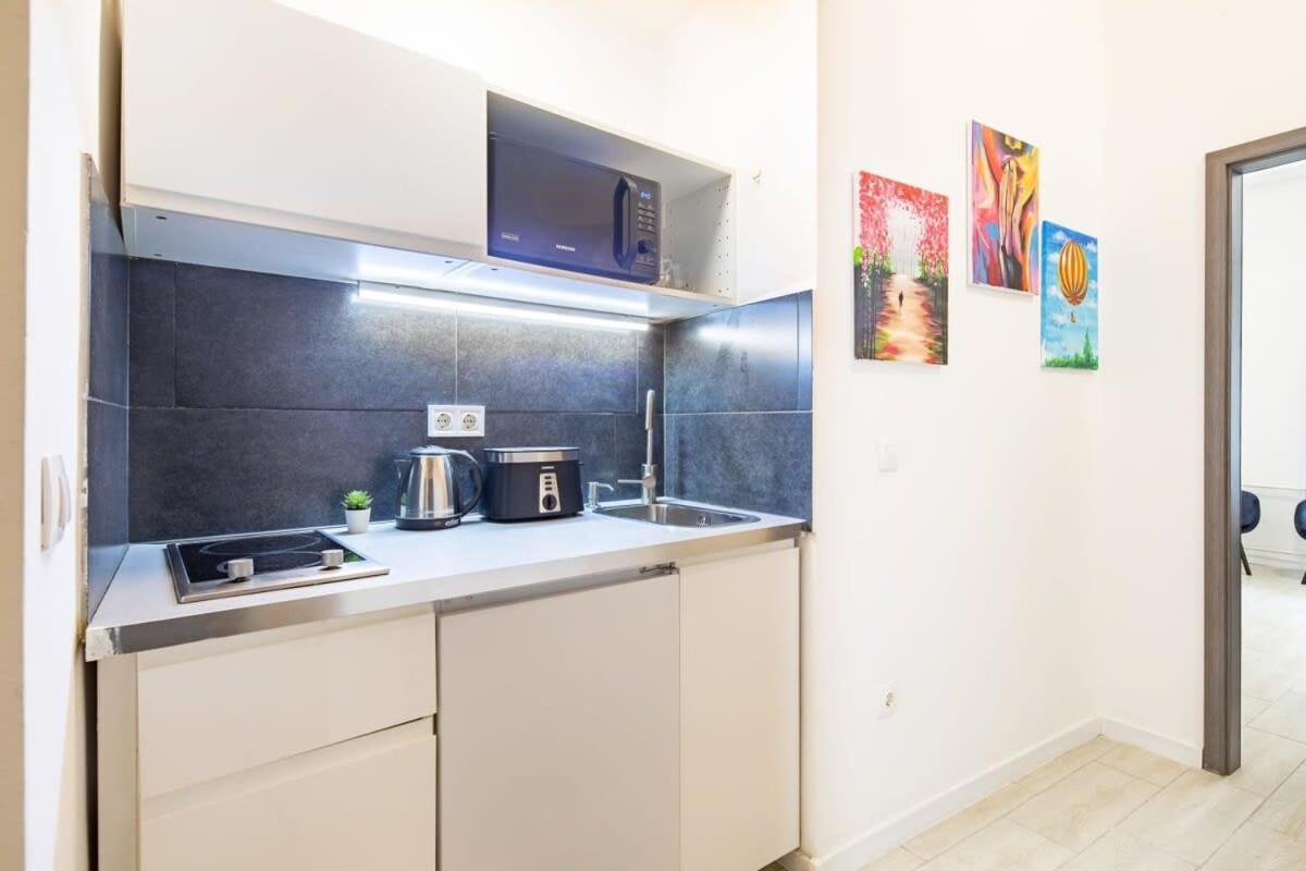 Centrally Located For Solo Traveller Apartment *