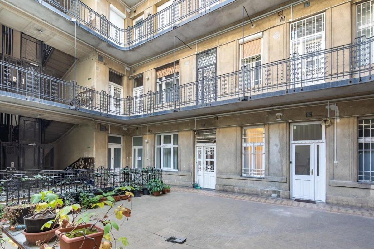 Centrally Located For Solo Traveller Apartment *